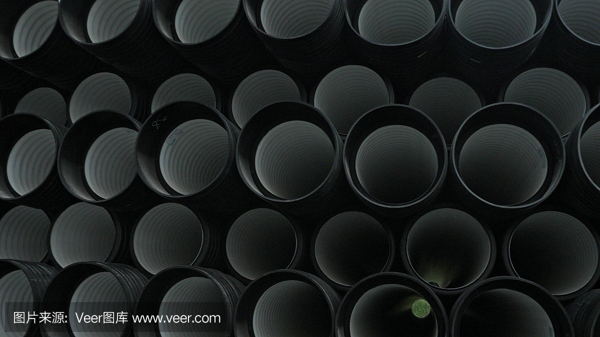 成品塑料管倉庫,工業(yè)戶外儲存場地。生產(chǎn)塑料水管的工廠。